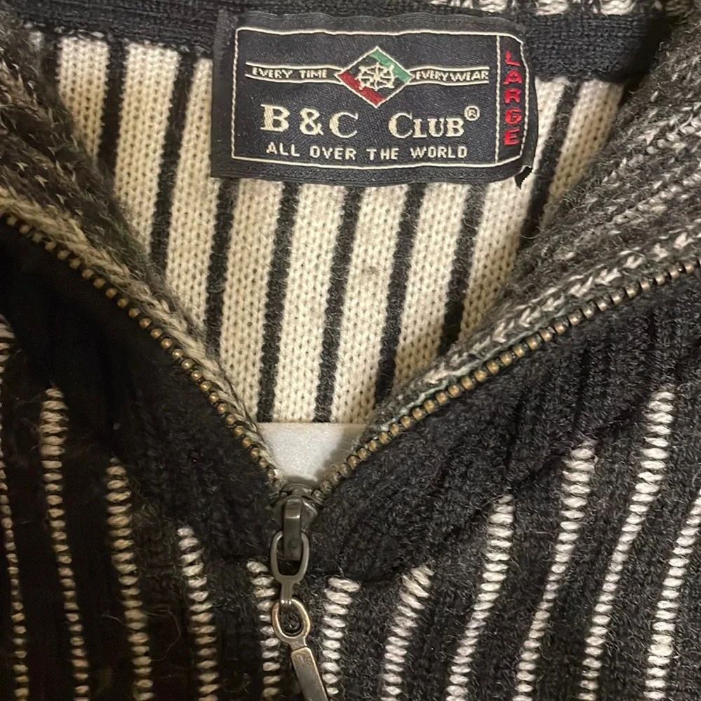 B & C Men’s pullover black & white sweater top w/large collar & short zip (mlb)